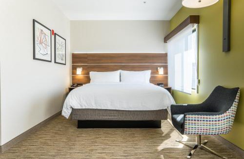 Lake Forest Hotel | Holiday Inn Express & Suites - Lake Forest by IHG
