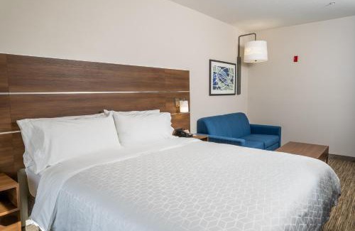 Lake Forest Hotel | Holiday Inn Express & Suites - Lake Forest by IHG