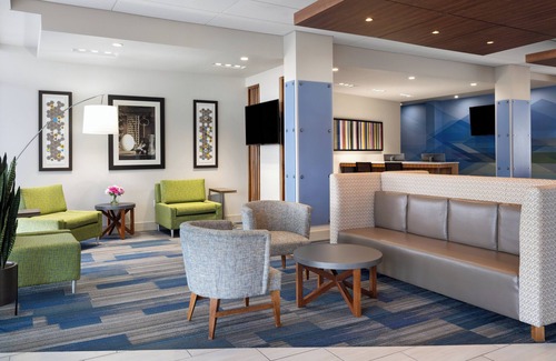 Middleton Hotel | Holiday Inn Express & Suites Madison West - Middleton by IHG