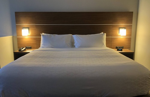 Middleton Hotel | Holiday Inn Express & Suites Madison West - Middleton by IHG