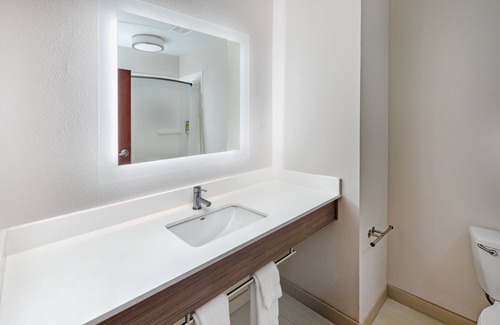 Shreveport Hotel | Holiday Inn Express & Suites West by IHG