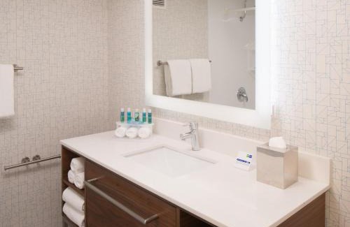 Springfield Hotel | Holiday Inn Express & Suites Springfield by IHG