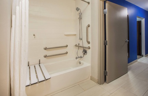 Watertown Hotel | Holiday Inn Express & Suites Watertown by IHG