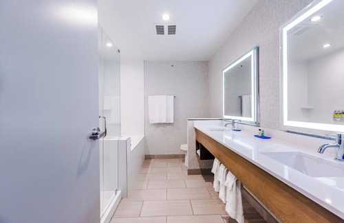 West Edmonton Hotel | Holiday Inn Express & Suites West Edmonton - Mall Area by IHG