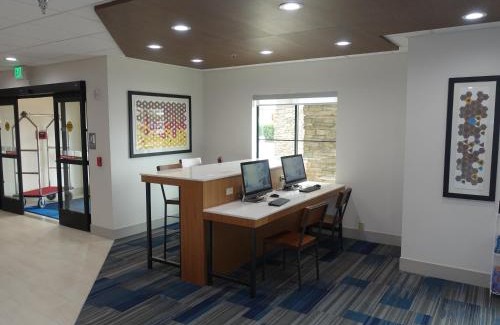 Brentwood Hotel | Holiday Inn Express & Suites Brentwood
