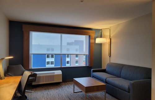 Dearborn Hotel | Holiday Inn Express & Suites Detroit Dearborn by IHG