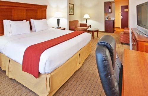 Dyersburg Hotel | Holiday Inn Express & Suites Dyersburg by IHG