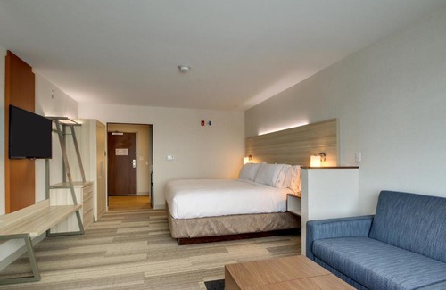 Galesburg Hotel | Holiday Inn Express & Suites Galesburg by IHG