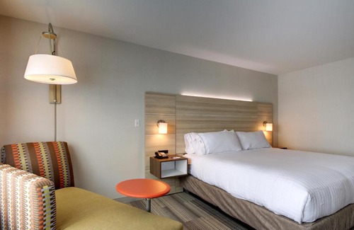 Galesburg Hotel | Holiday Inn Express & Suites Galesburg by IHG
