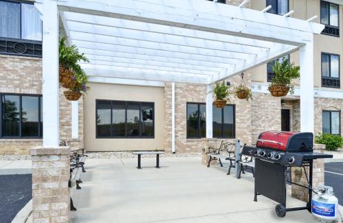 Greenfield Hotel | Holiday Inn Express & Suites Greenfield by IHG