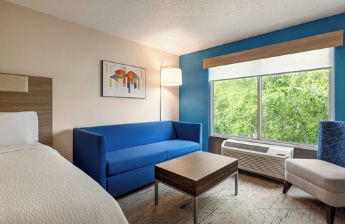 Halfway Hotel | Holiday Inn Express & Suites Hagerstown by IHG