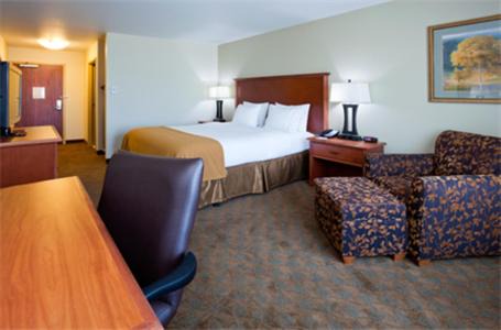 Mason City Hotel | Holiday Inn Express & Suites - Mason City by IHG