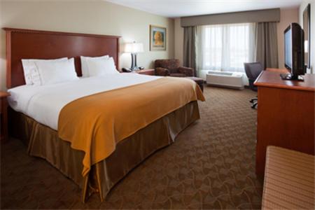 Mason City Hotel | Holiday Inn Express & Suites - Mason City by IHG
