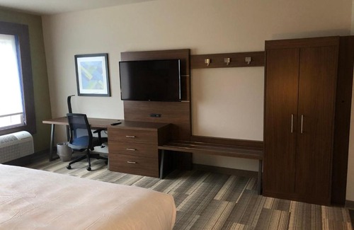 Middleton Hotel | Holiday Inn Express & Suites - Madison West - Middleton by IHG
