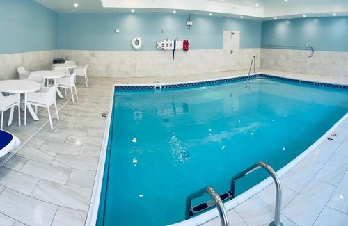 Muskegon Hotel | Holiday Inn Express & Suites Muskegon - Grand Haven by IHG