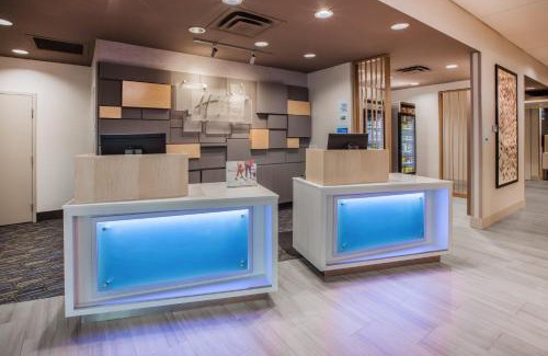 Watertown Hotel | Holiday Inn Express & Suites - Watertown by IHG