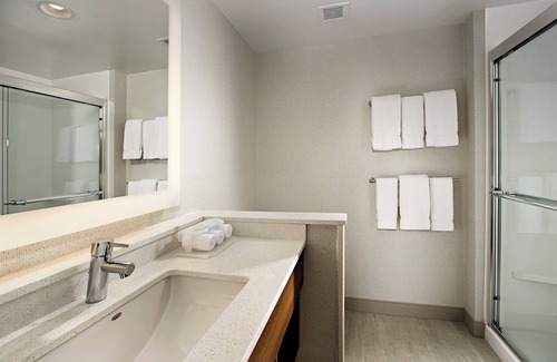 Altoona Hotel | Holiday Inn Express & Suites Altoona by IHG