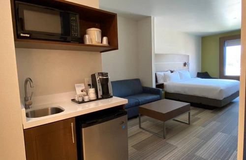 Beaumont Hotel | Holiday Inn Express & Suites Beaumont - Oak Valley by IHG