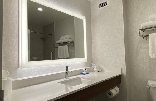 Beaumont Hotel | Holiday Inn Express & Suites Beaumont - Oak Valley by IHG