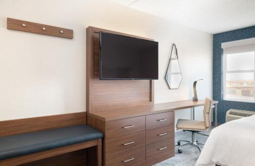 East Cambridge Hotel | Holiday Inn Express & Suites Boston - Cambridge by IHG