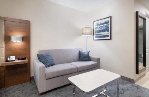 East Cambridge Hotel | Holiday Inn Express & Suites Boston - Cambridge by IHG