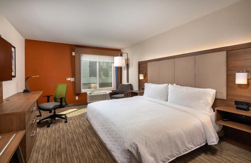 Chatsworth Hotel | Holiday Inn Express & Suites Chatsworth by IHG
