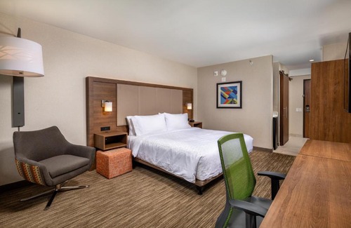 Chatsworth Hotel | Holiday Inn Express & Suites Chatsworth by IHG