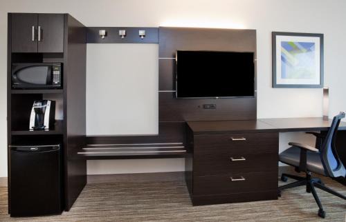 Dickinson Hotel | Holiday Inn Express & Suites - Dickinson by IHG