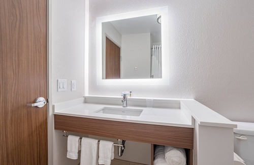 Elkhart Hotel | Holiday Inn Express & Suites Elkhart North by IHG