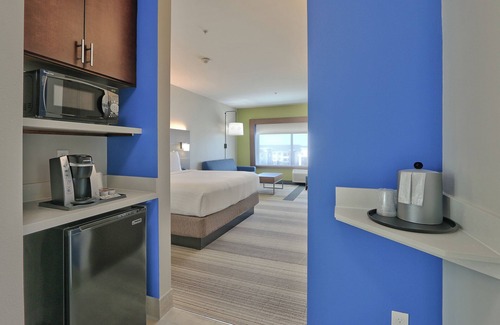 Northeast Houston Hotel | Holiday Inn Express & Suites Houston East - Beltway 8 by IHG