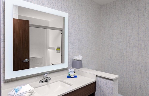 Madison Hotel | Holiday Inn Express & Suites Madison by IHG