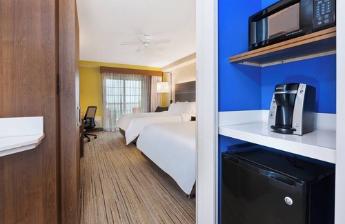 Petoskey Hotel | Holiday Inn Express & Suites Petoskey by IHG
