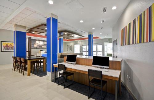 El Lago Hotel | Holiday Inn Express & Suites - Houston NASA - Boardwalk Area by IHG
