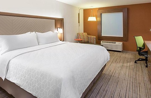 Jolivue Hotel | Holiday Inn Express & Suites - Staunton by IHG