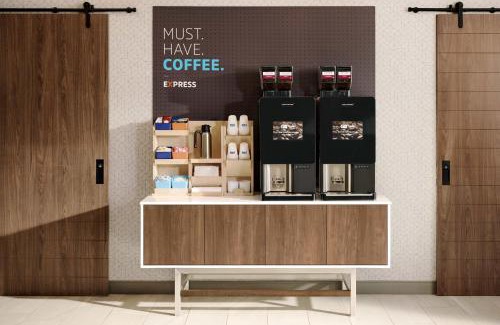 Valencia Hotel | Holiday Inn Express & Suites - Valencia - Santa Clarita by IHG