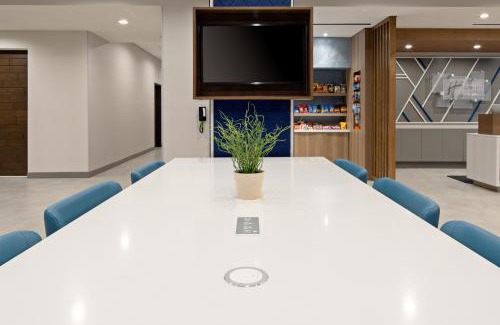 Valencia Hotel | Holiday Inn Express & Suites - Valencia - Santa Clarita by IHG