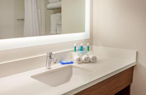 Corona Hotel | Holiday Inn Express & Suites Corona by IHG
