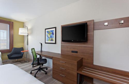 Corona Hotel | Holiday Inn Express & Suites Corona by IHG