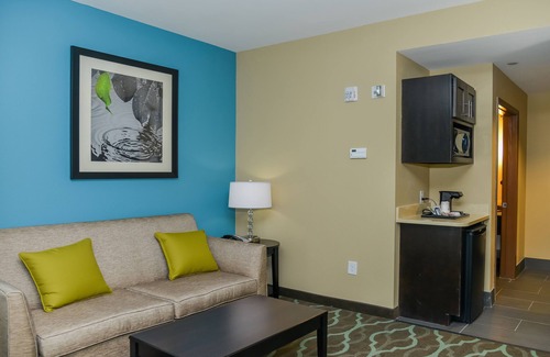 Cuero Hotel | Holiday Inn Express & Suites Cuero by IHG