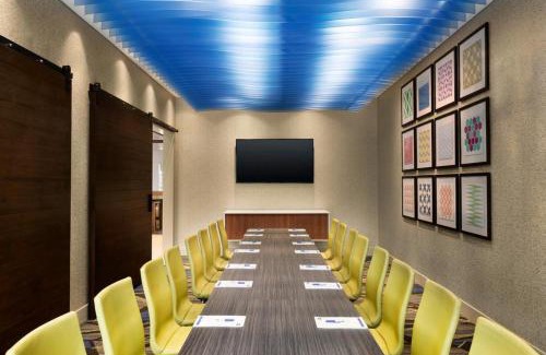 Aurora Hotel | Holiday Inn Express & Suites - Aurora by IHG