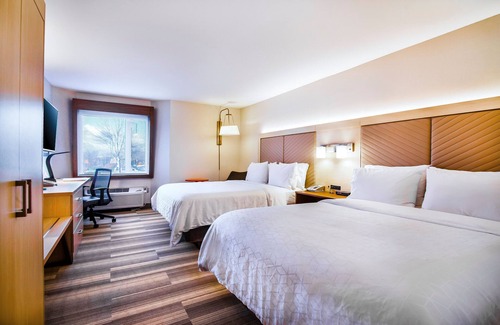 Langley Hotel | Holiday Inn Express & Suites Langley by IHG