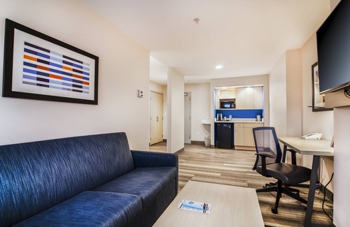Langley Hotel | Holiday Inn Express & Suites Langley by IHG