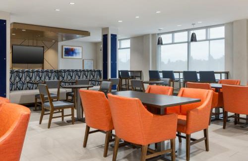 Industrial Park Hotel | Holiday Inn Express & Suites Ottawa East-Orleans by IHG