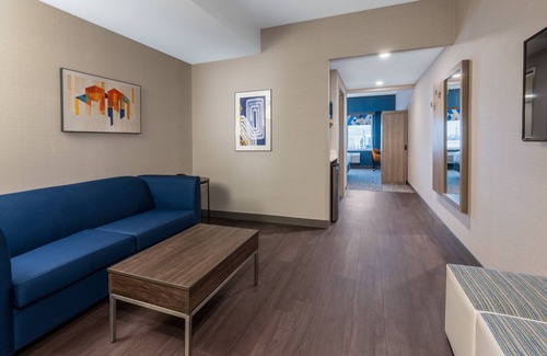Vaughan Hotel | Holiday Inn Express & Suites Vaughan-Southwest by IHG