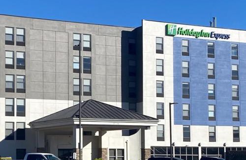 Omaha Hotel | Holiday Inn Express & Suites Central Omaha by IHG