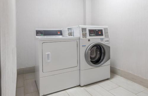 White Rock Hills Hotel | Holiday Inn Express & Suites Dallas East - Fair Park by IHG