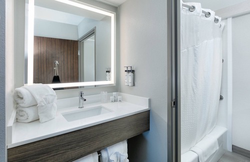 Park Central Hotel | Holiday Inn Express & Suites Dallas Park Central Northeast by IHG