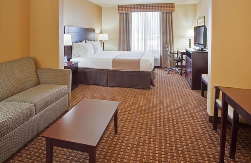 Dinuba Hotel | Holiday Inn Express & Suites Dinuba West by IHG