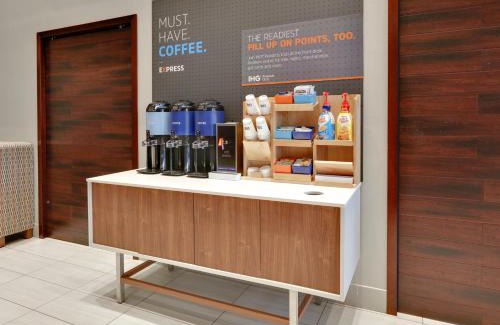 Las Colinas Hotel | Holiday Inn Express & Suites Irving Conv Ctr - Las Colinas by IHG