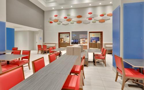 Las Colinas Hotel | Holiday Inn Express & Suites Irving Conv Ctr - Las Colinas by IHG